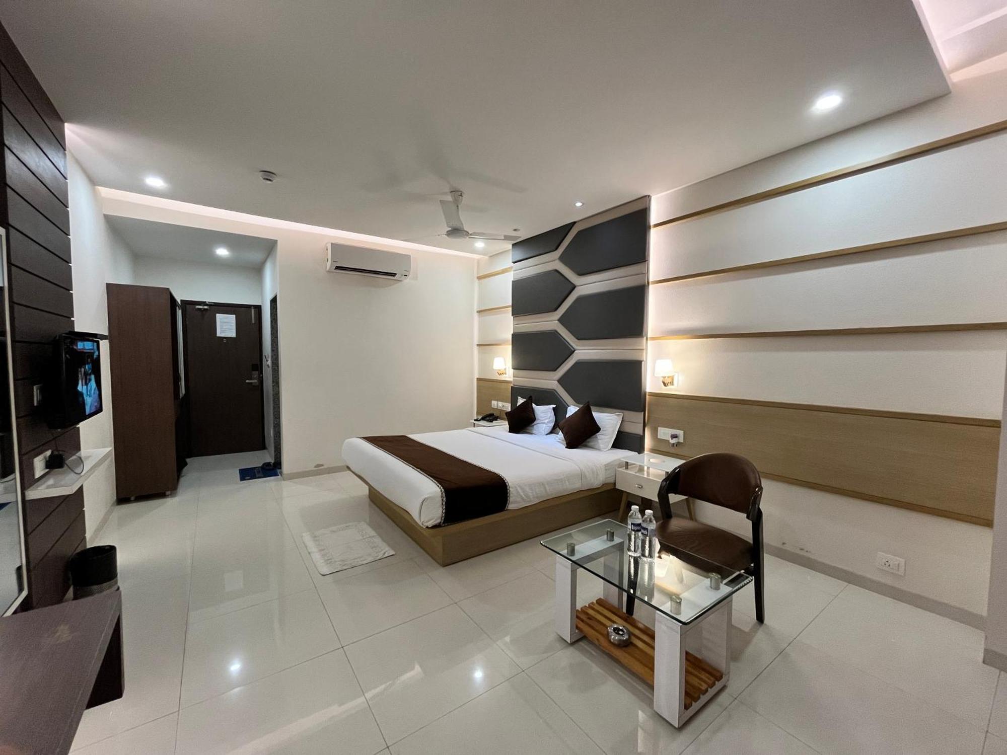 Hotel Grand Darshan Vadodara Bagian luar foto