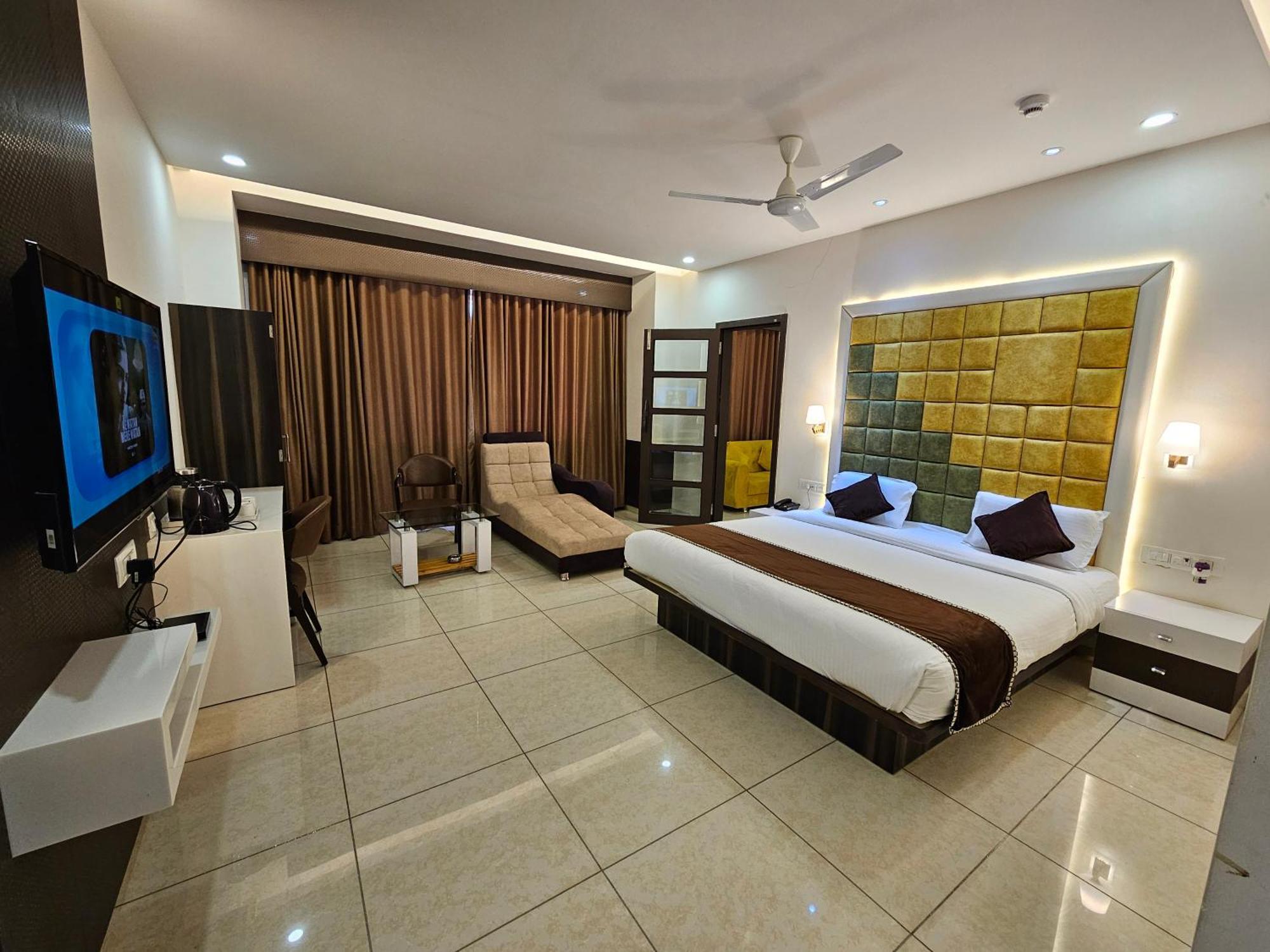 Hotel Grand Darshan Vadodara Bagian luar foto