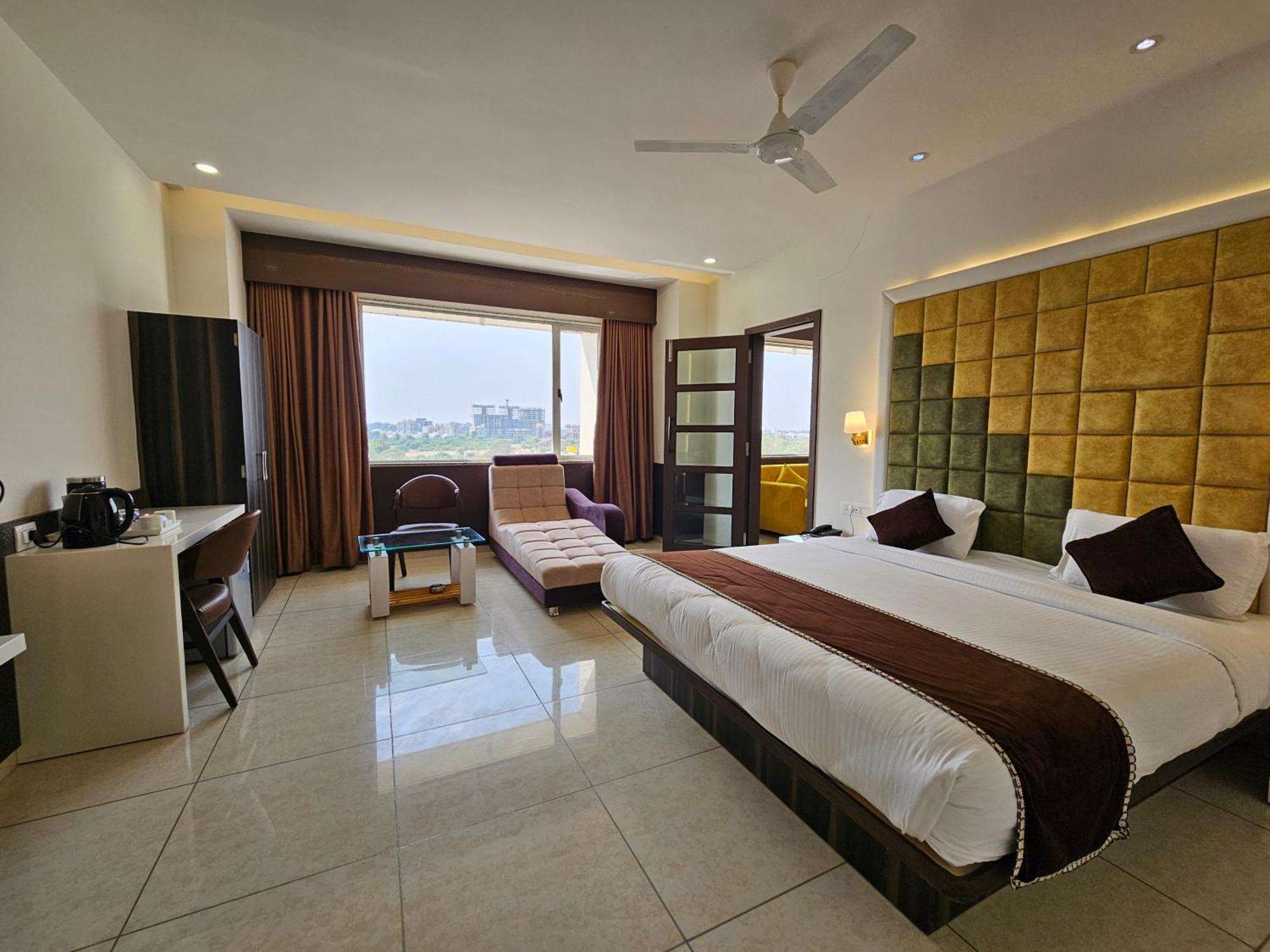 Hotel Grand Darshan Vadodara Bagian luar foto